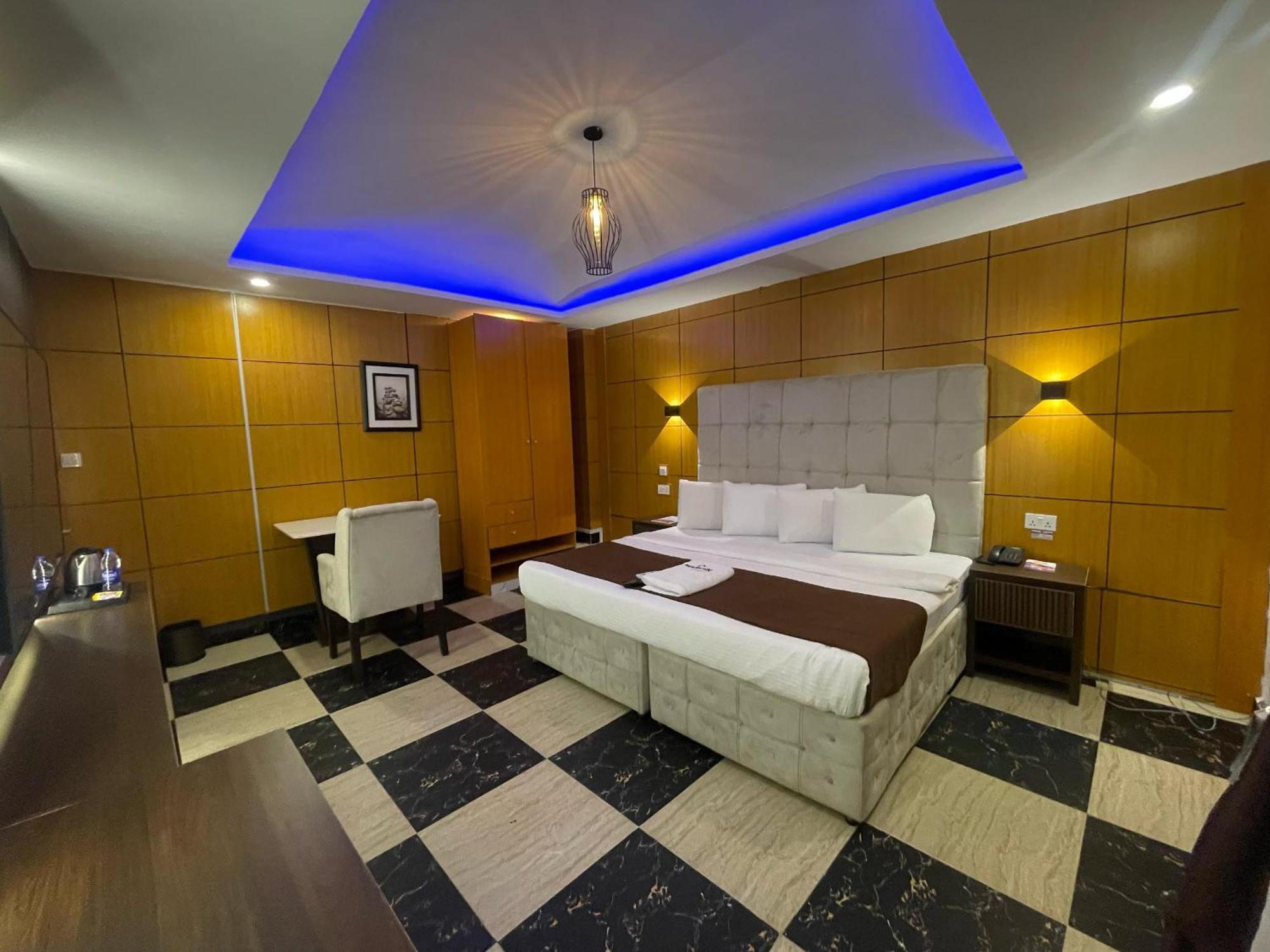 Presken Hotel At International Airport Road อีเคจา ภายนอก รูปภาพ