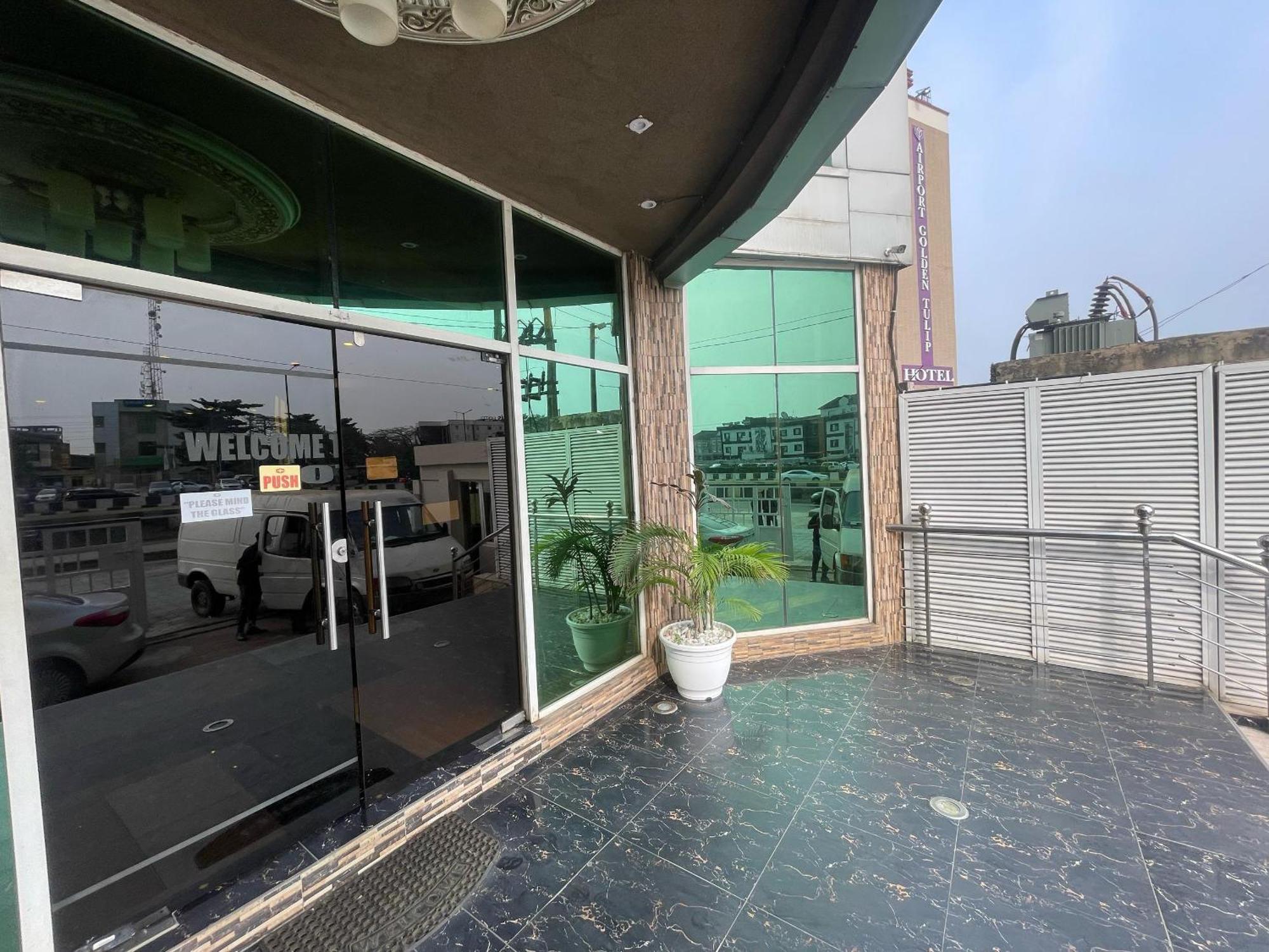 Presken Hotel At International Airport Road อีเคจา ภายนอก รูปภาพ