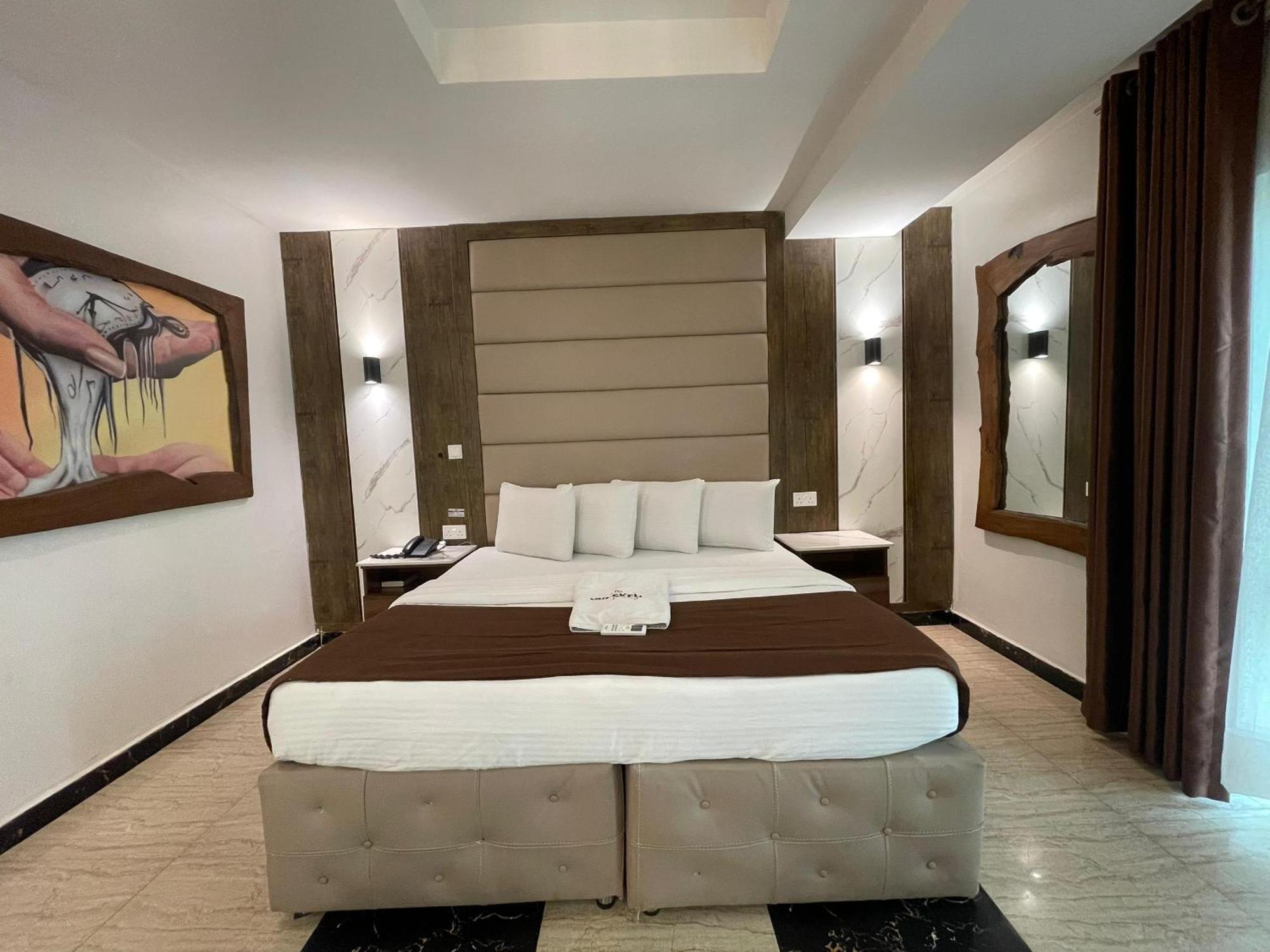 Presken Hotel At International Airport Road อีเคจา ภายนอก รูปภาพ